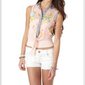 Hot Kiss Daisy Trim Cut-off Shorts